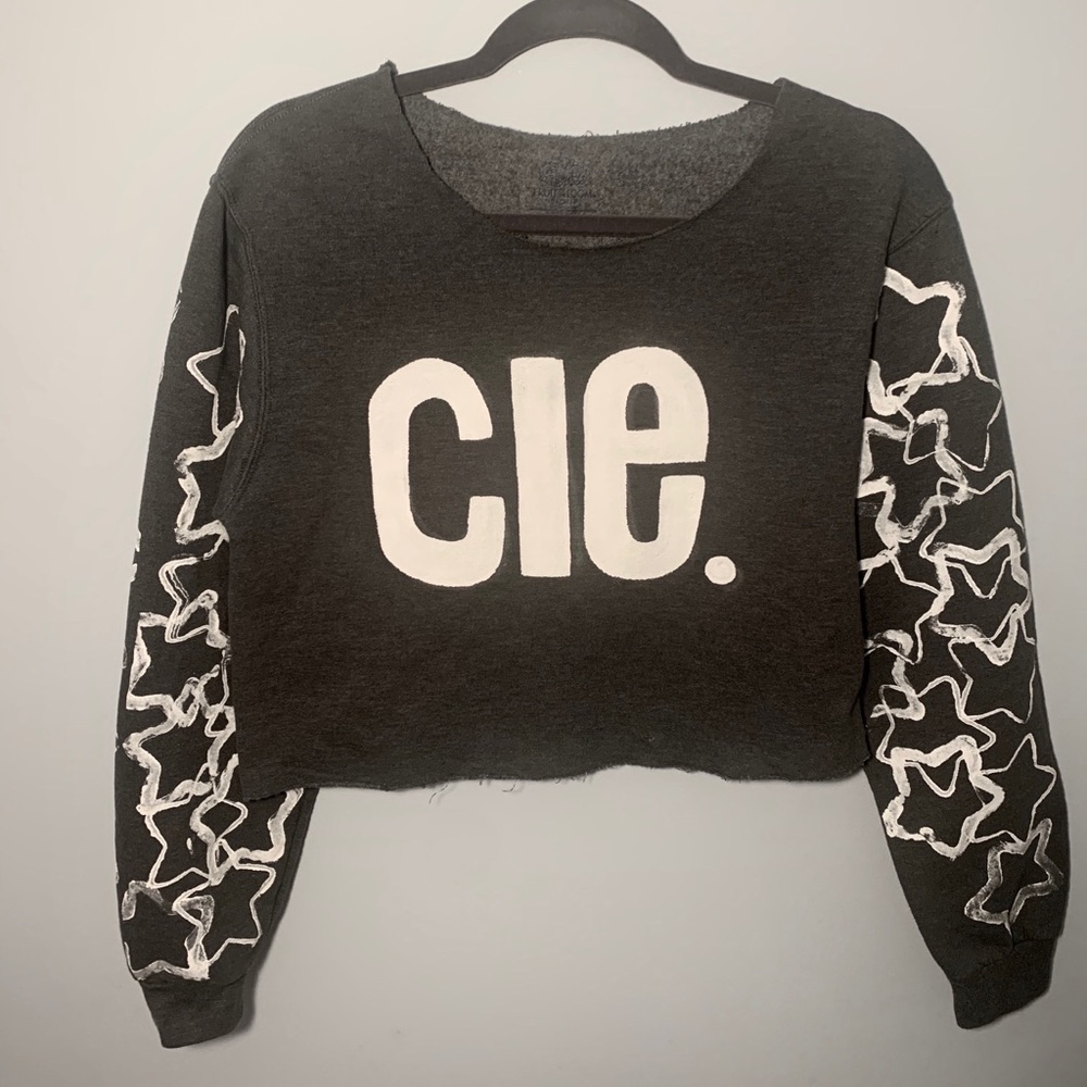 ☆ cropped off shoulder CLE crew ☆